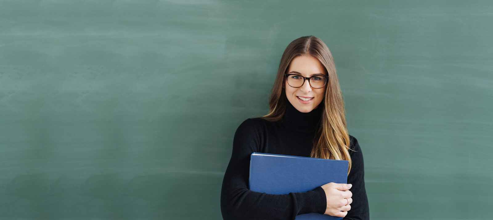 Bearbeitet_iStock-1077973350_junge-Frau-vor-Tafel-1-scaled